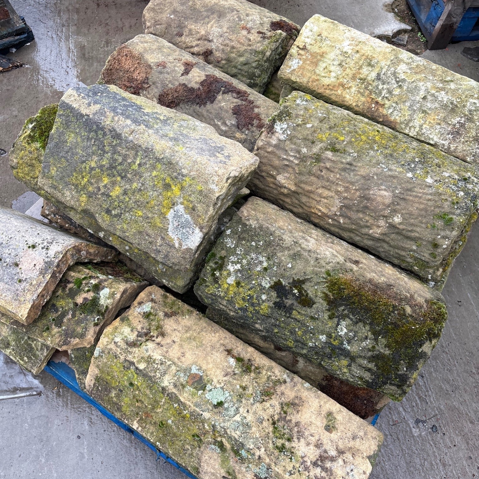Reclaimed Sandstone Building Blocks – Weathered Stone