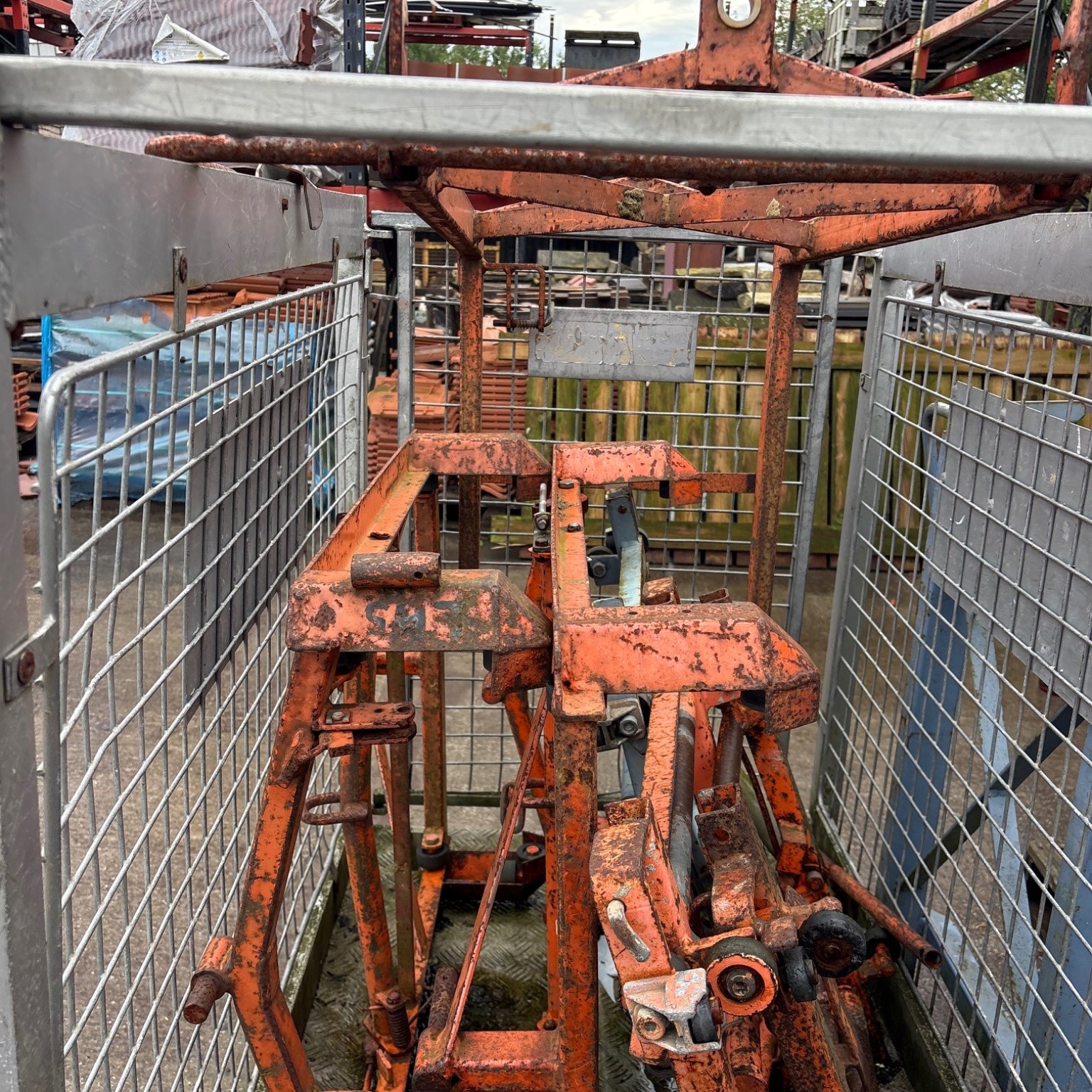 GEDA Construction Material Hoist with Motor & Associated Parts – Job Lot