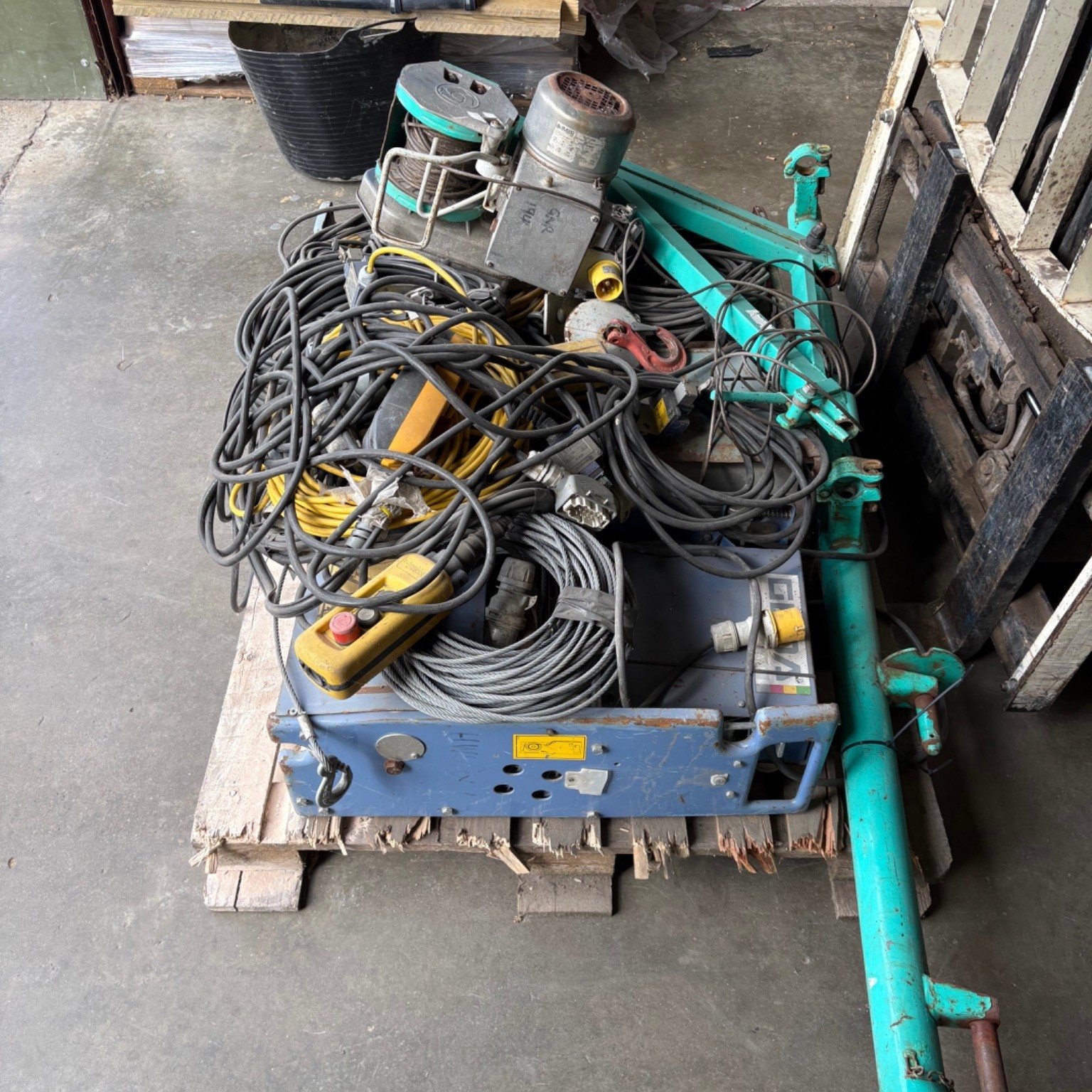 GEDA Construction Material Hoist with Motor & Associated Parts – Job Lot — photo 5 of 6