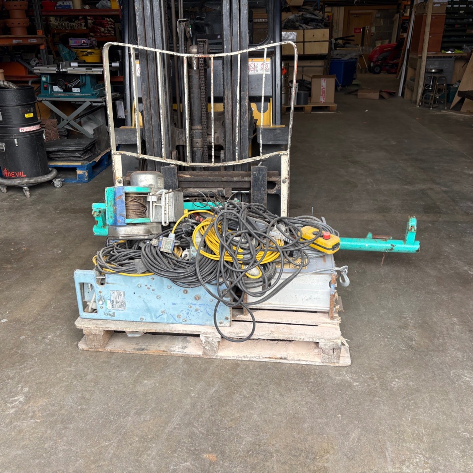 GEDA Construction Material Hoist with Motor & Associated Parts – Job Lot — photo 6 of 6