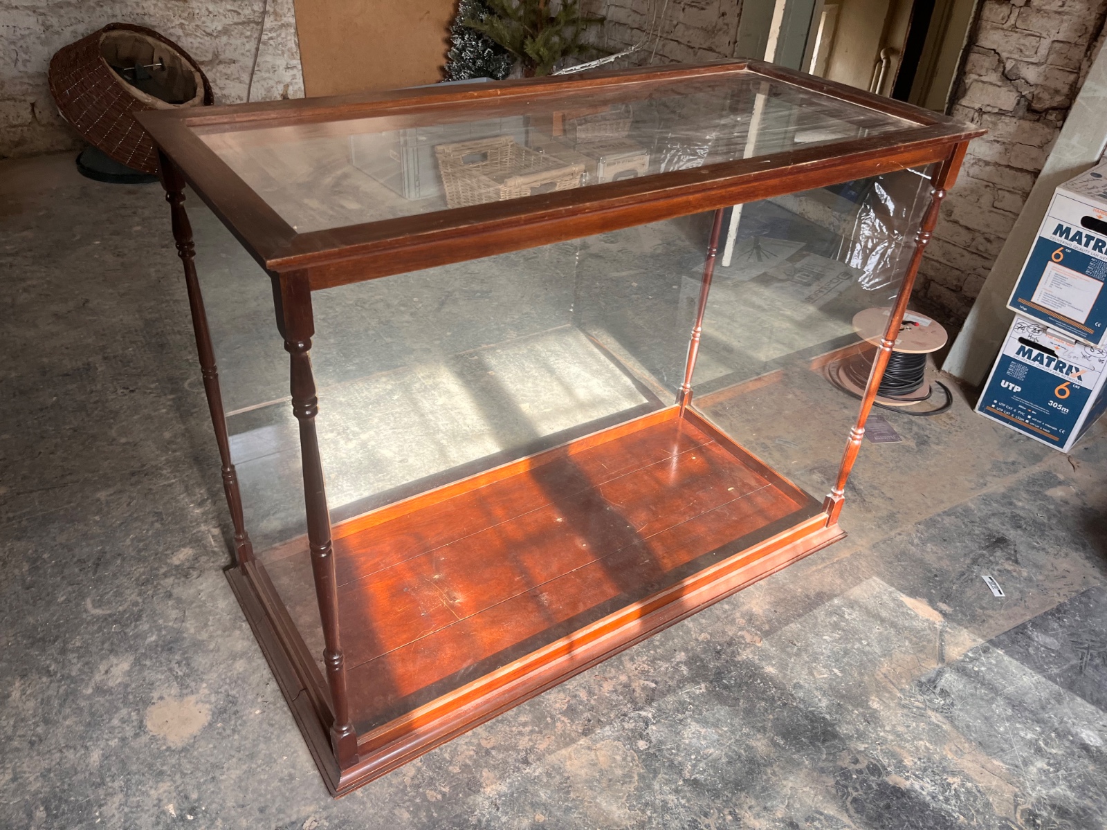 Glass display cabinet — photo 2 of 2