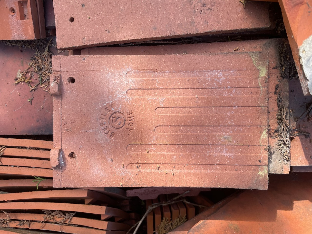 Several hundred clay tiles — photo 3 of 4