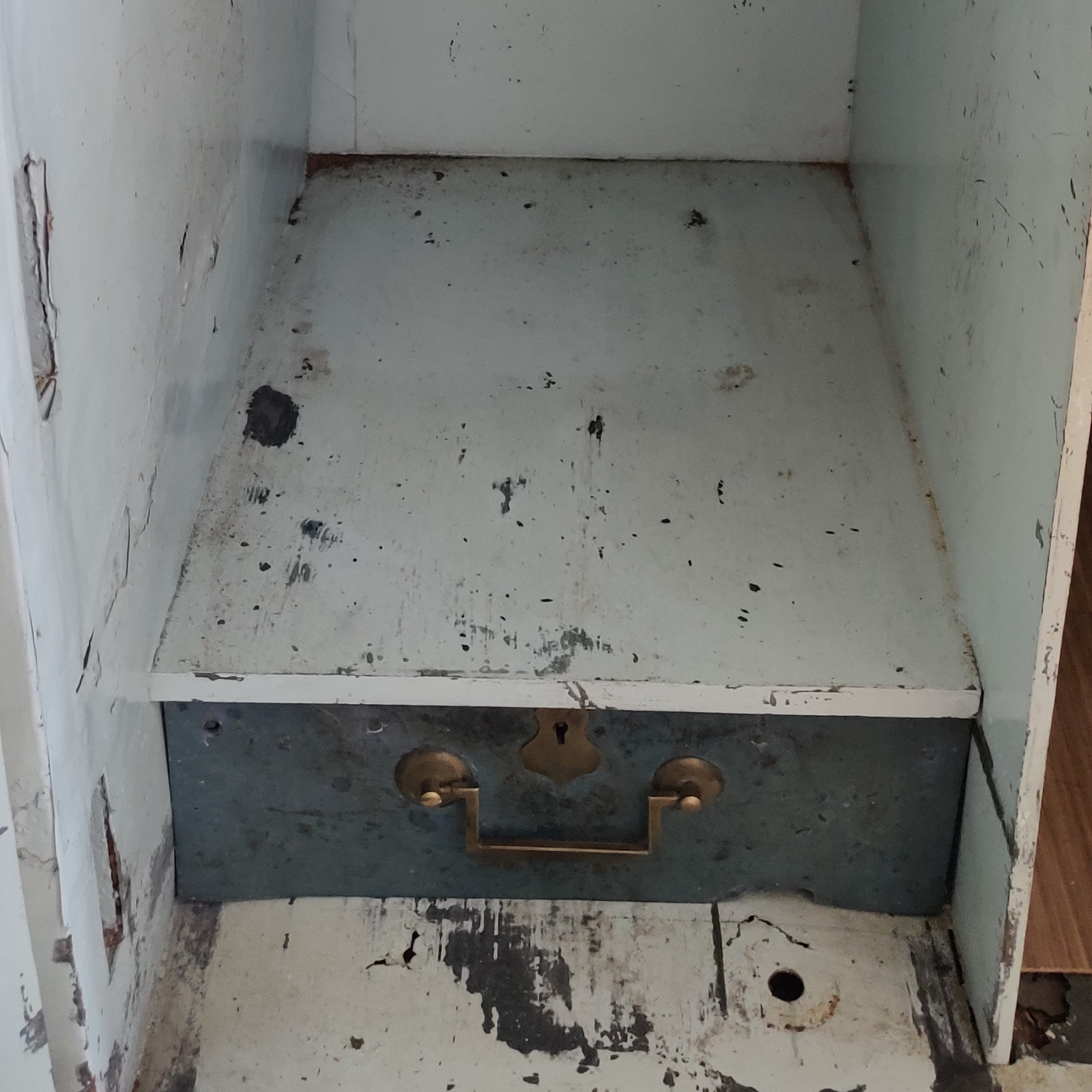 T Withers Double-Door Safe – Ideal for Restoration or Display — photo 7 of 9