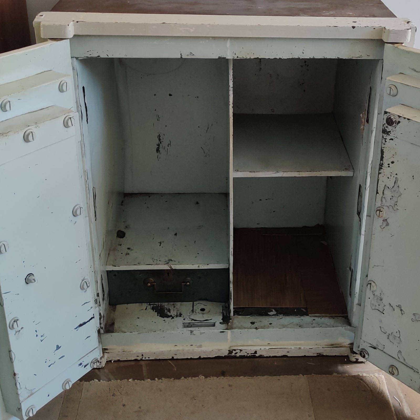T Withers Double-Door Safe – Ideal for Restoration or Display — photo 9 of 9