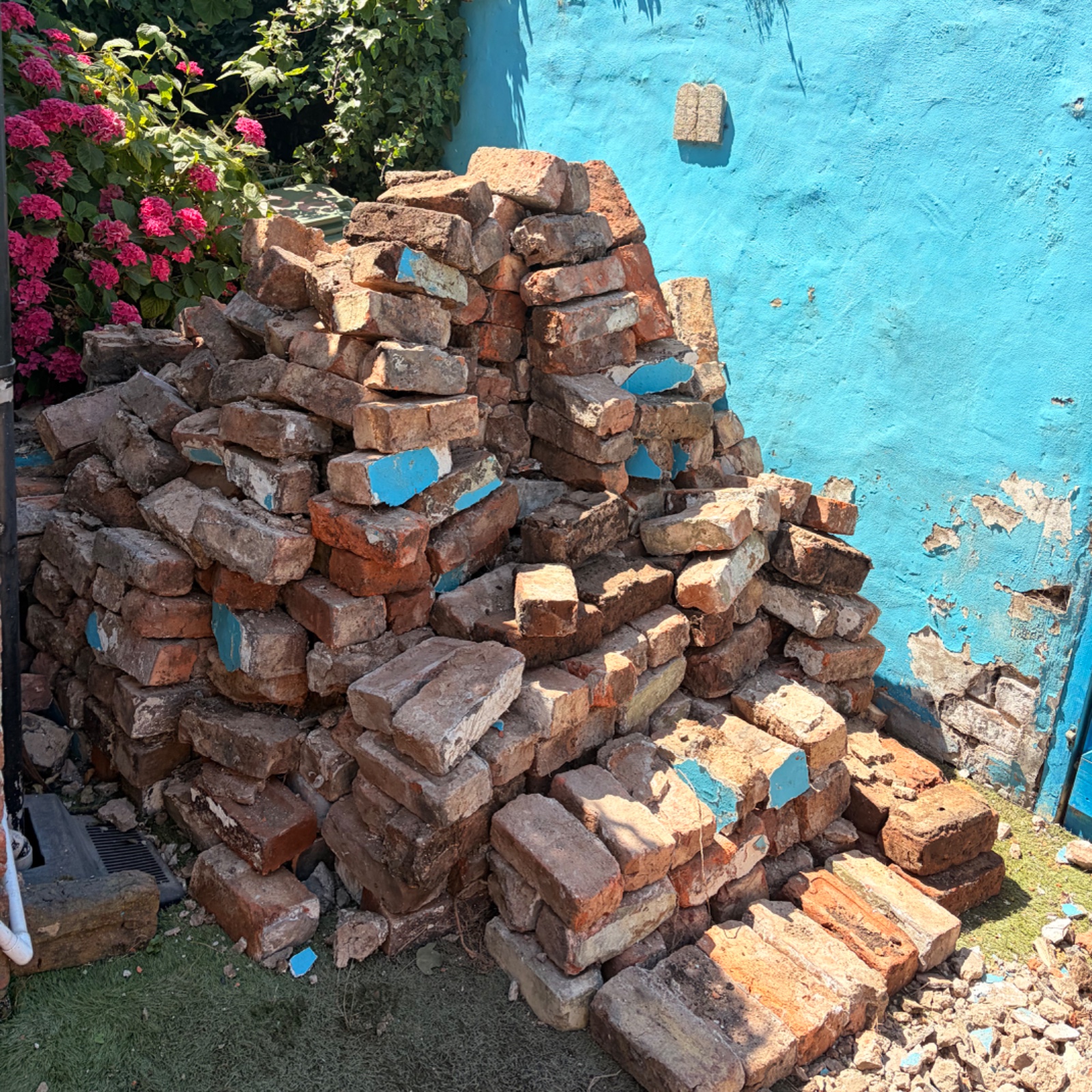 1930 bricks from wall 500 one pound each — photo 2 of 4