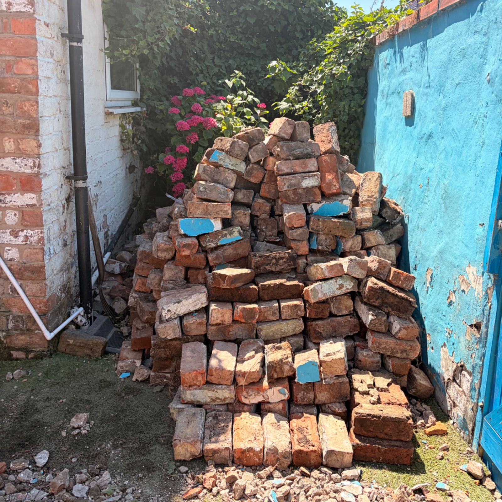1930 bricks from wall 500 one pound each — photo 3 of 4