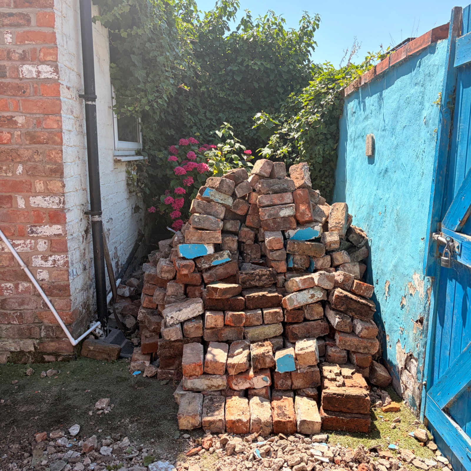 1930 bricks from wall 500 one pound each — photo 4 of 4