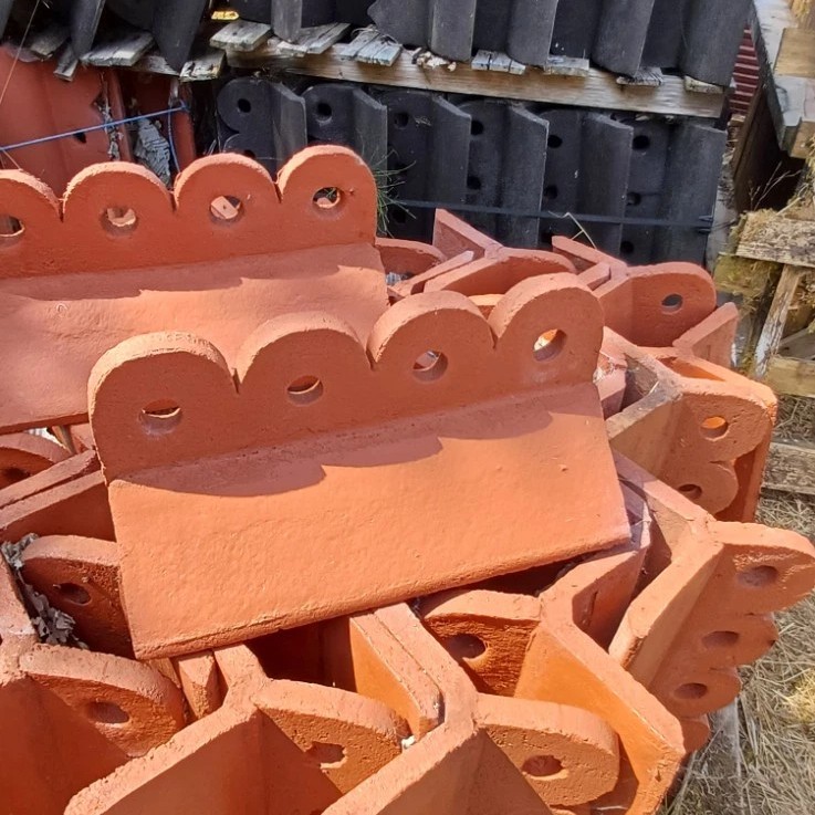35 x FRC CONCRETE TERRACOTTA 4 ROUND HOLES RIDGE TILES — photo 2 of 4